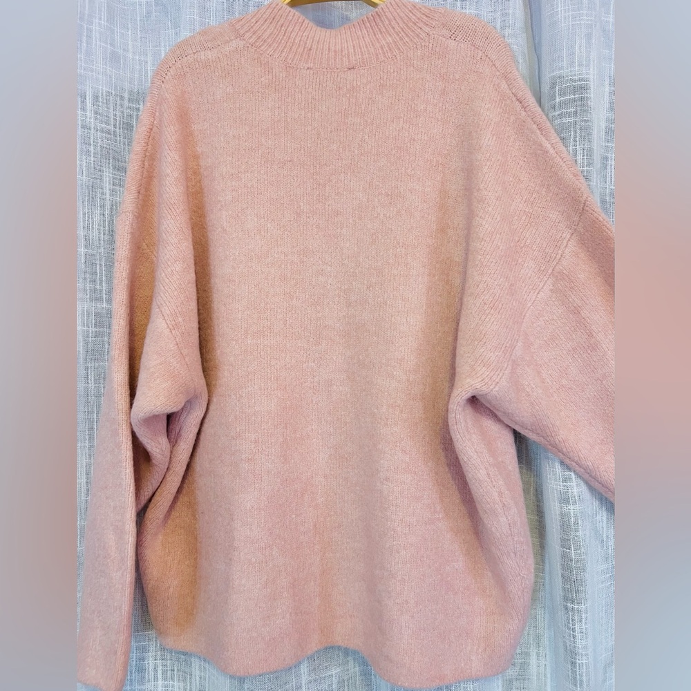 Express - (M) Soft Pink Oversized V-Neck Sweater - Picture 4 of 9
